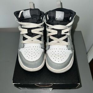 Kids' Jordan 1 Mid Top Sneakers - Gray and White